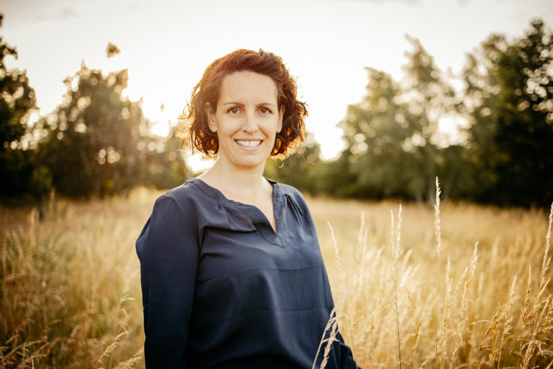 Businesspotrait in hohen Gräsern.